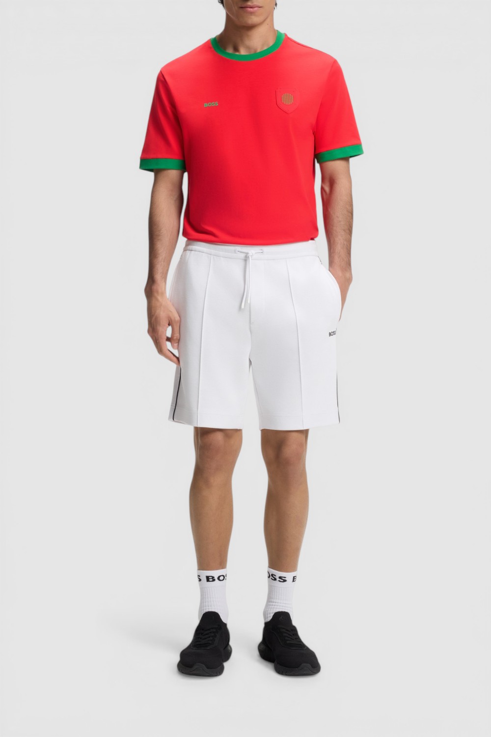 תמונת כל הלוק של חולצת טי בגזרה ישרה